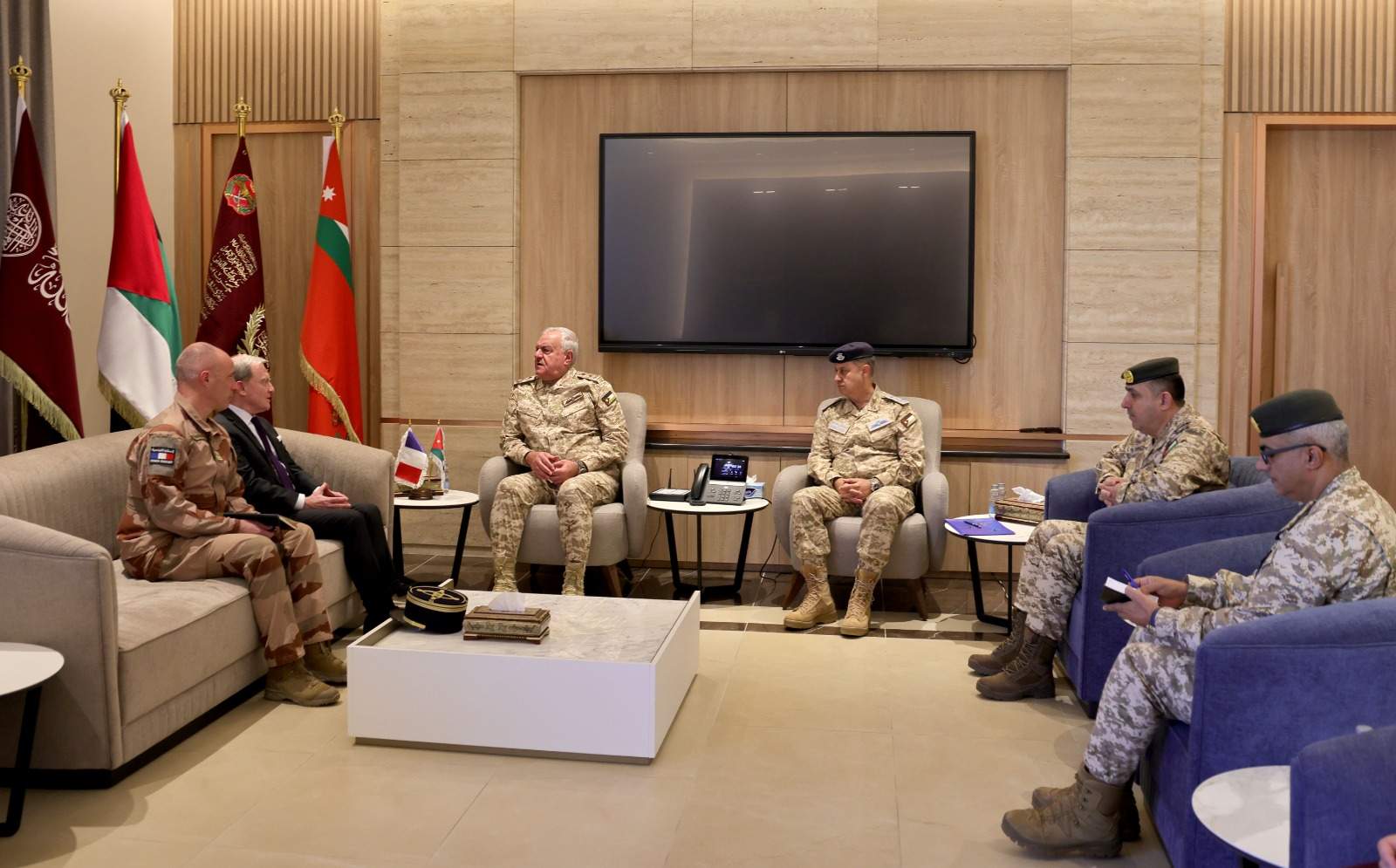 رئيس هيئة الأركان المشتركة يستقبل السفير الفرنسي في عمّان