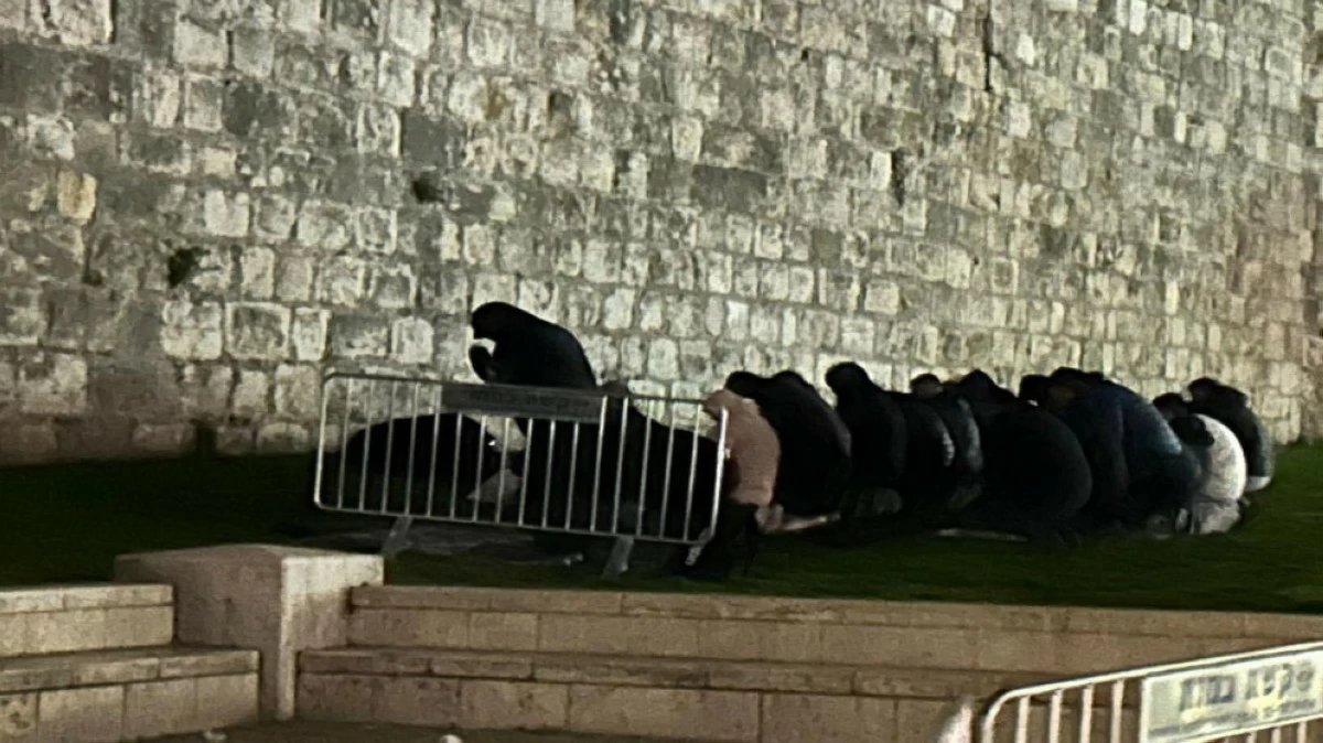 الاحتلال يمنع المصلين من أداء صلاة التراويح في أحياء القدس