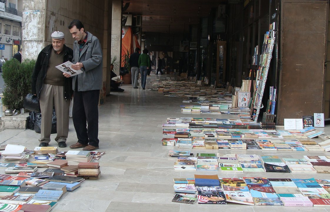 كنوز على أرصفة دمشق ..  كتب قديمة قد لا تجدها في المكتبات