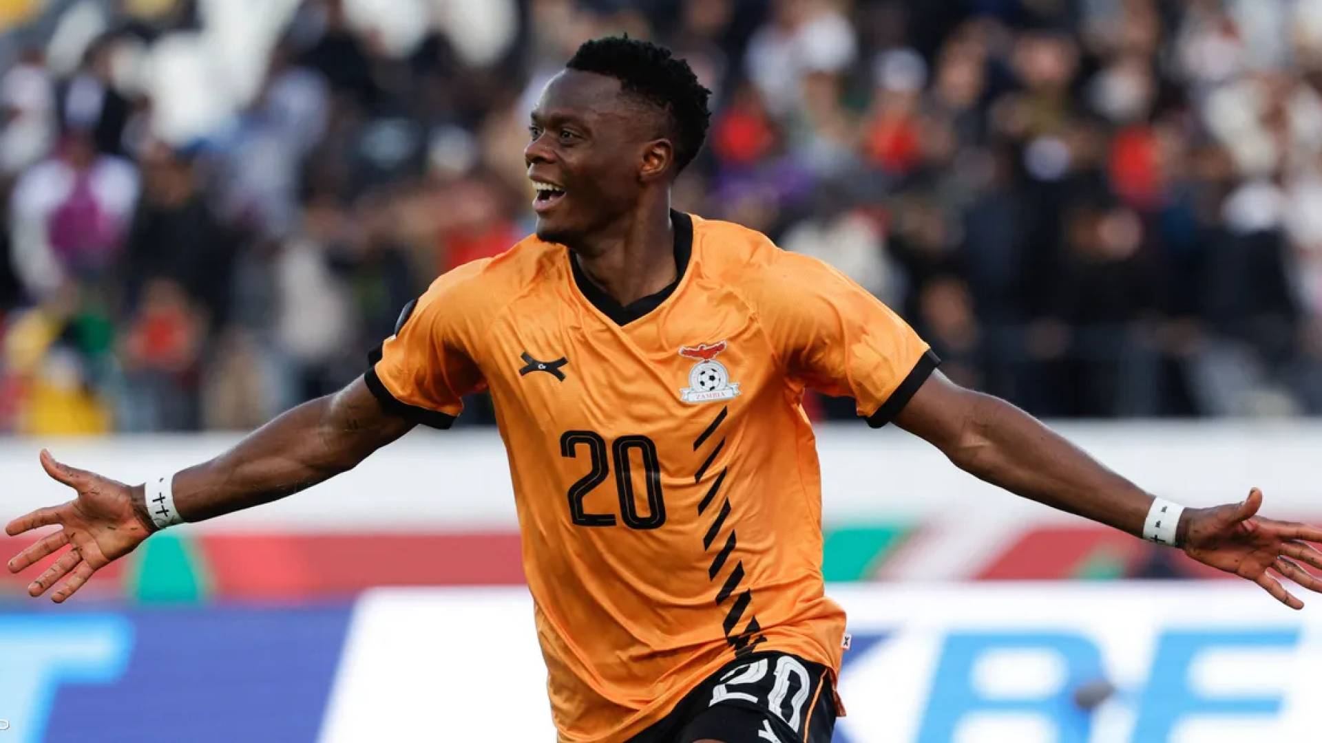  مهاجم زامبيا يسقط على رقبته بعد هدف قاتل في كأس أمم افريقيا