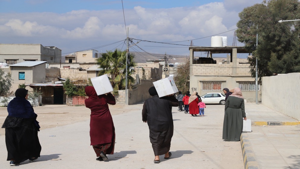 الخيرية الهاشمية توزع طرود غذائية للأسر العفيفة واللاجئين 