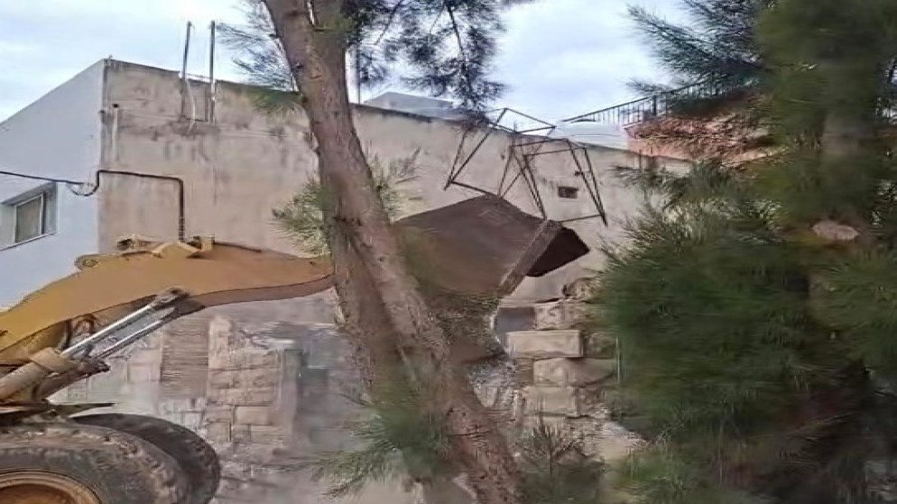 بلدية إربد تزيل بناء مهجورا آيلا للسقوط حفاظا على السلامة العامة