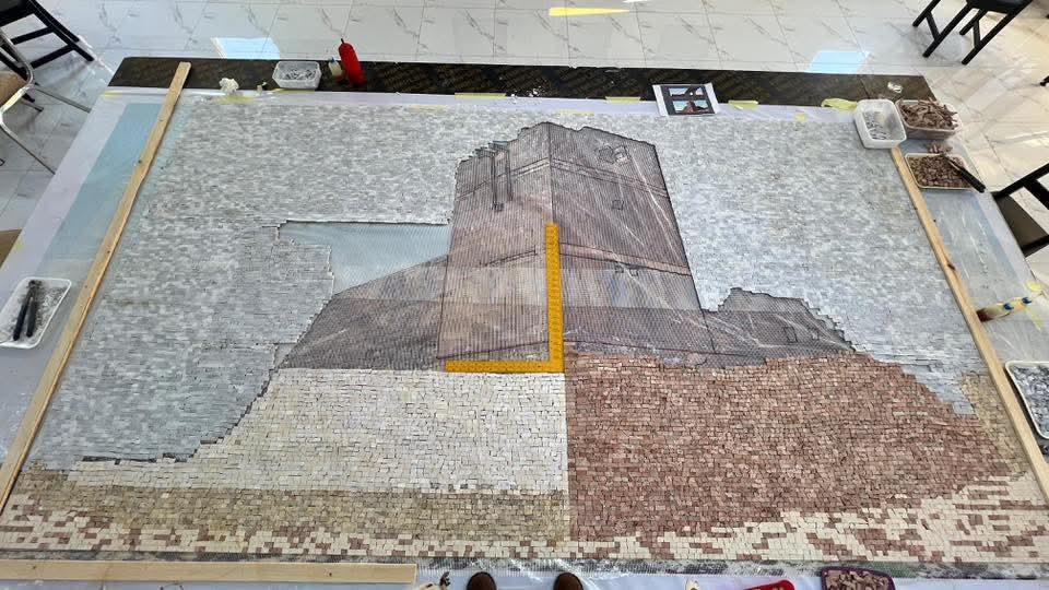 بلدية أم الجمال تنفذ جداريات فسيفسائية فنية على مدخل المدينة