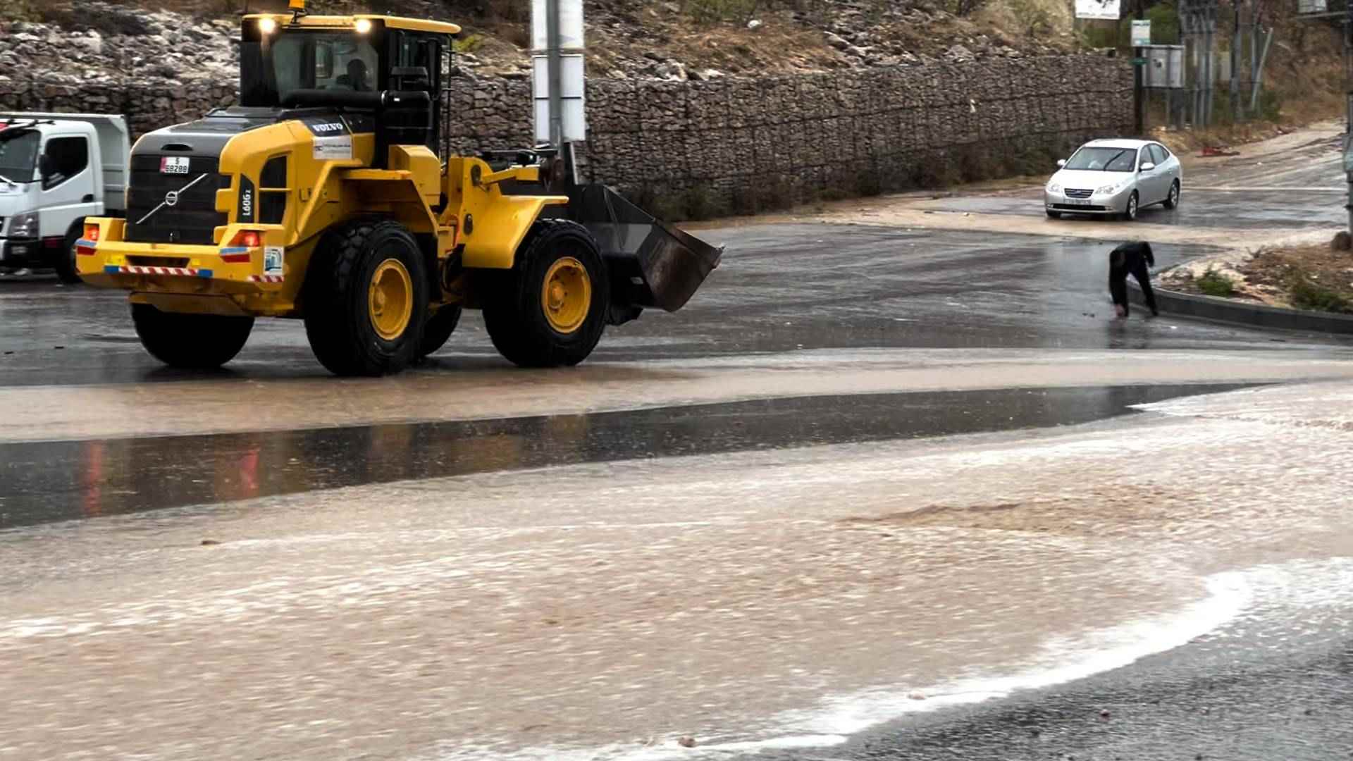 الأمطار الغزيرة تغلق طرقًا حيوية في عجلون