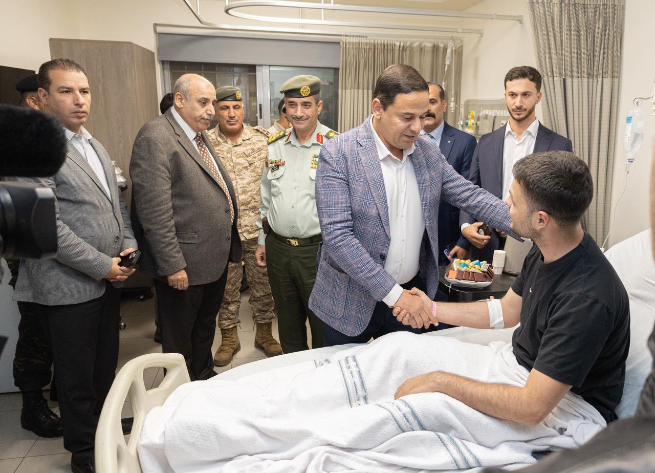 القاضي يزور مصابي المداهمة الأمنية في الرمثا  ..  صور