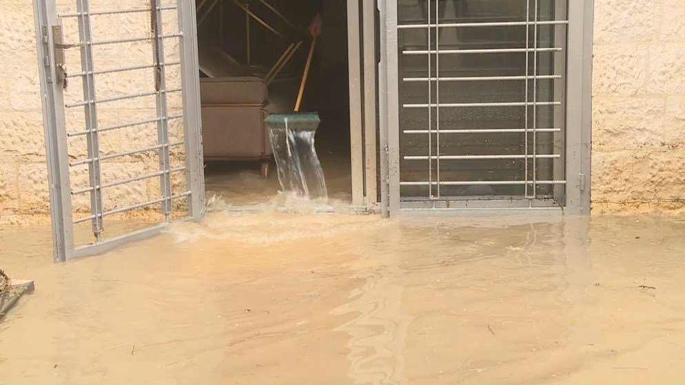 مياه الأمطار تداهم منزلا في عمان