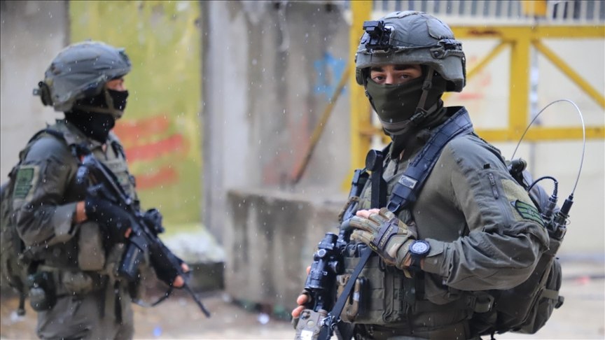 الجيش الإسرائيلي يصيب فلسطينيين ويعتقل 4 في الضفة 