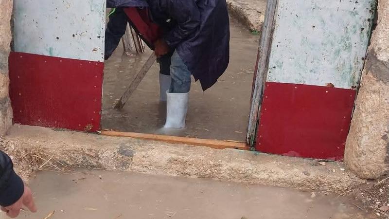 أمطار غزيرة تداهم منزلًا في ملكا شمالي إربد .. صور