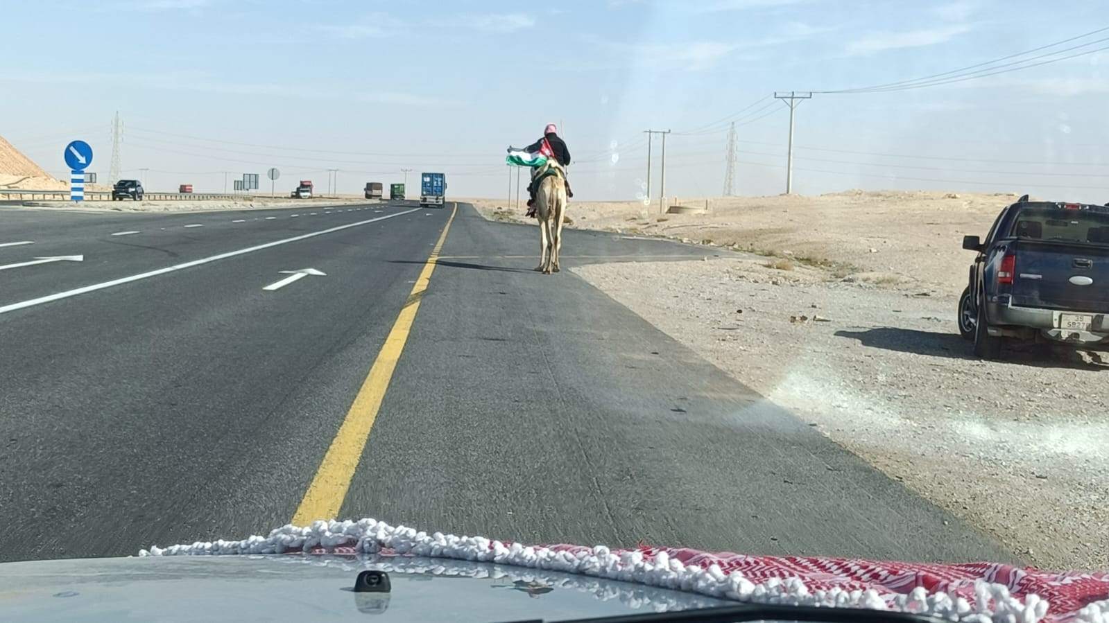 رحلة وفاء على ظهر جمل… سند دوريج من معان إلى بسمان مهنئًا الملك بعيد ميلاده