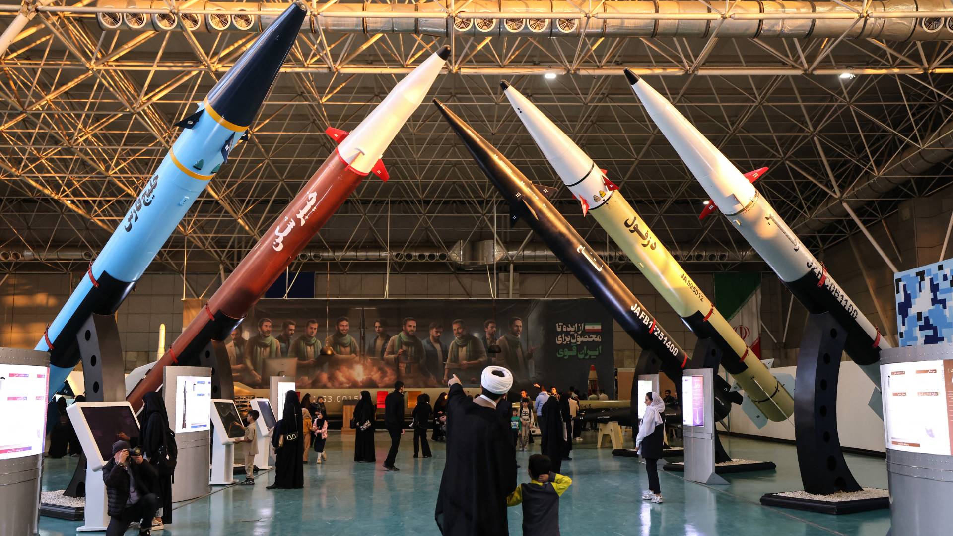 إيران تستعرض ترسانتها وتعرض "غنائم" أمريكية بطهران