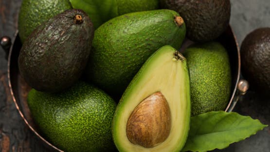 ٧ بدائل للأفوكادو غنية بالدهون الصحية