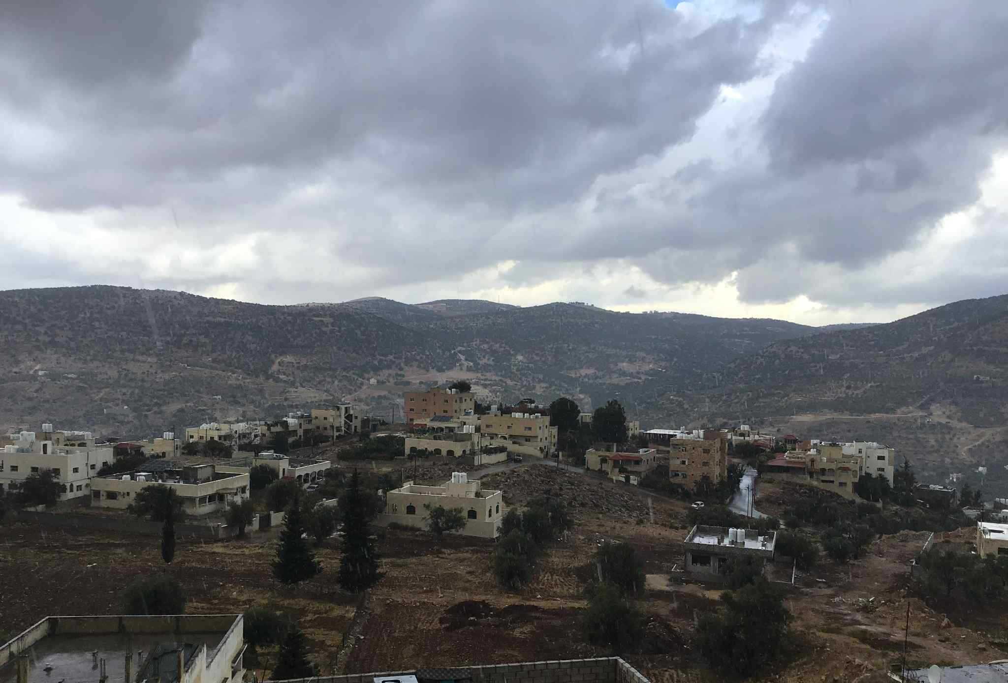 تساقط غزير للأمطار والبرد في عجلون والجهات المعنية ترفع جاهزيتها