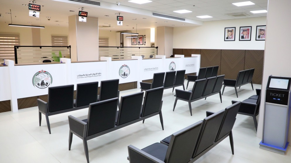 وزير الداخلية يفتتح مكتب الخدمة المستعجلة في دائرة الأحوال المدنية