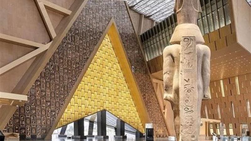 شاب يثير الجدل بقراءة آيات عن فرعون داخل المتحف المصري .. فيديو 