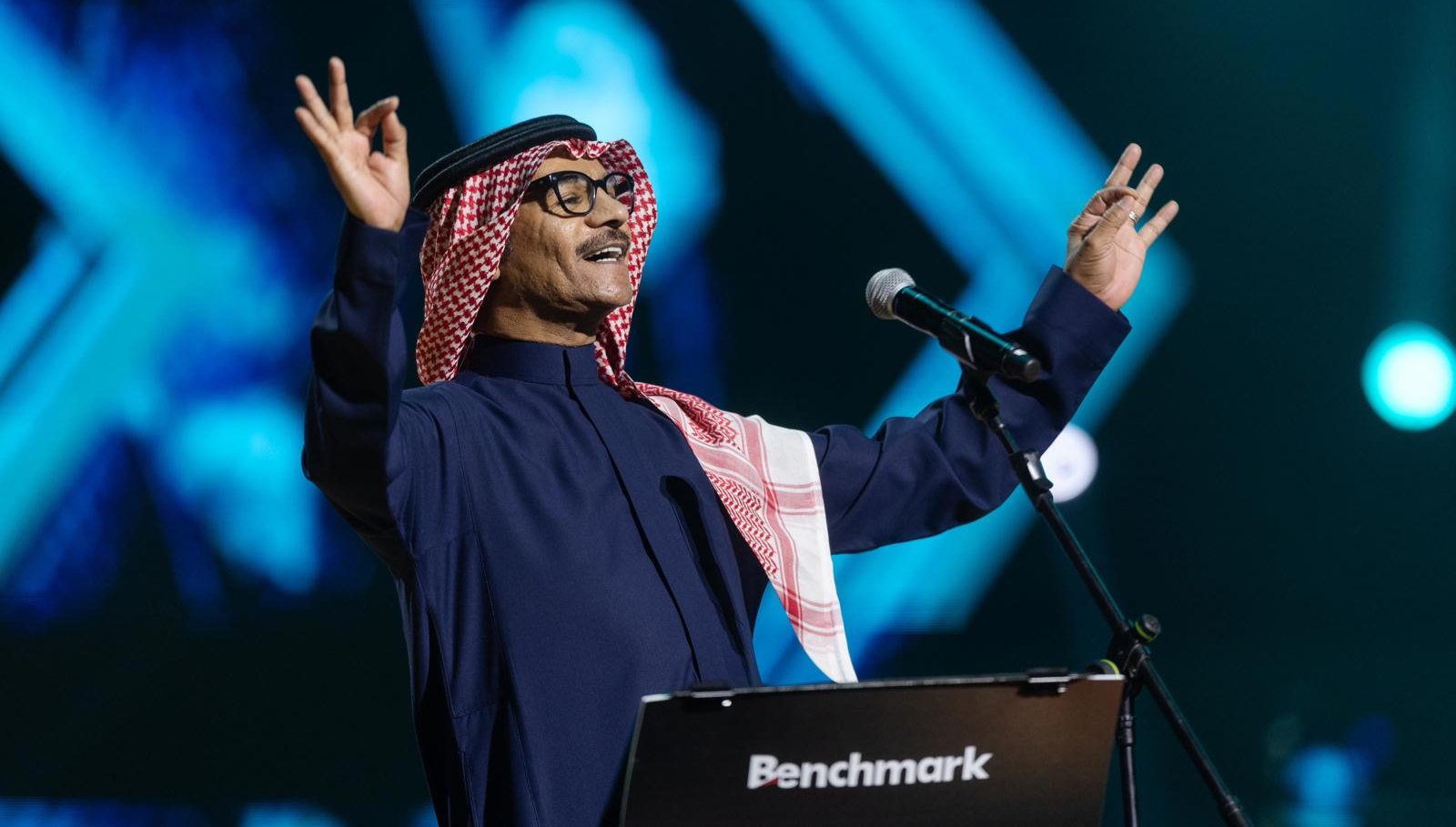 رابح صقر يغادر المسرح فجأة ..  والجمهور قلق