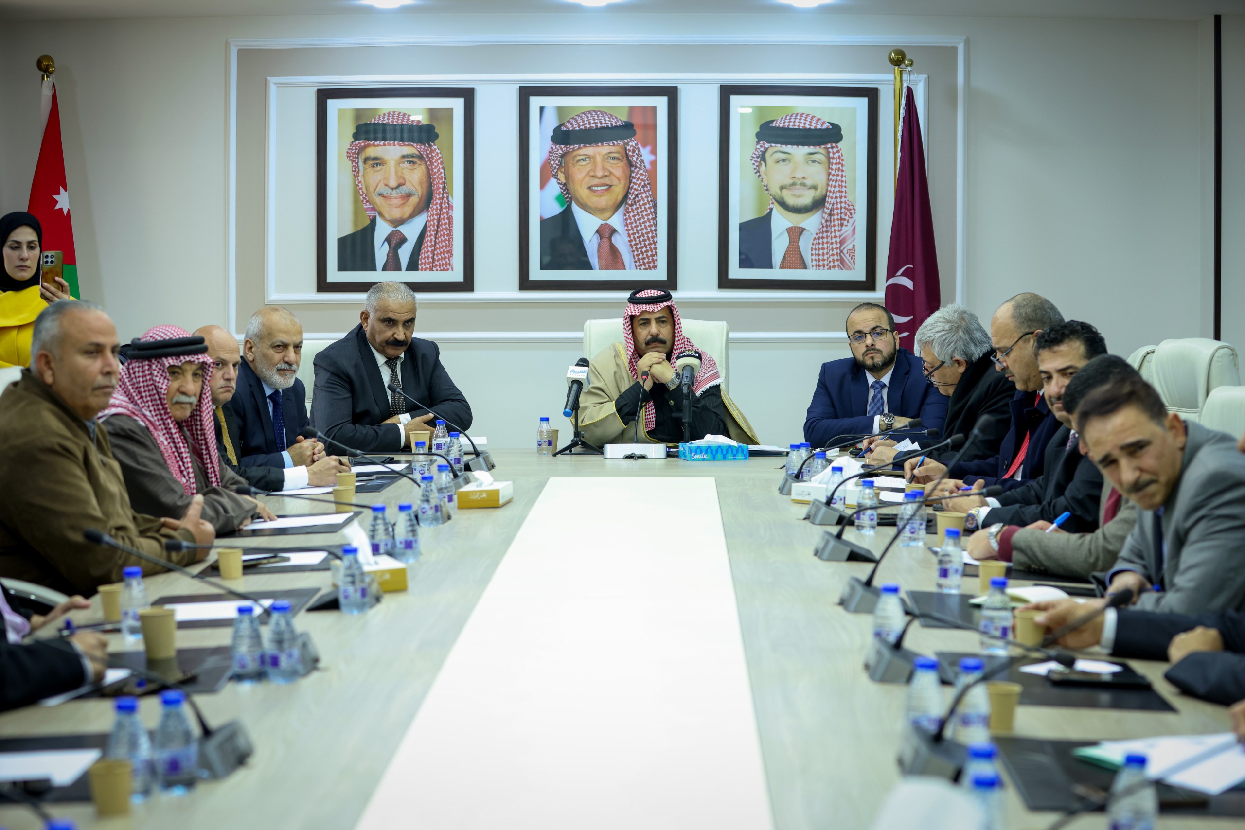 النقل النيابية تبحث تحديات التكسي الأصفر