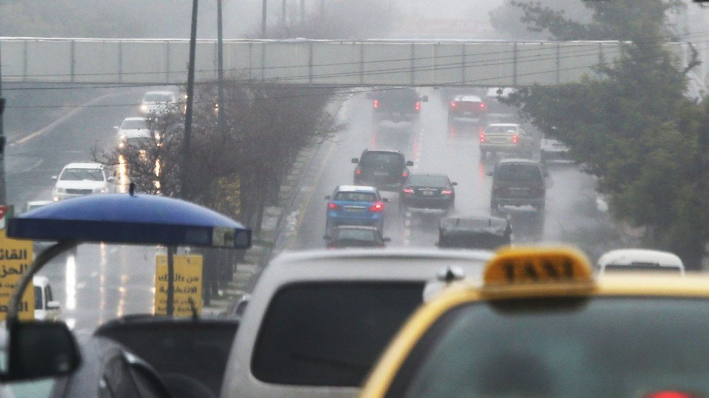 طقس بارد وغائم وأمطار رعدية وتحذيرات من الانزلاق والسيول