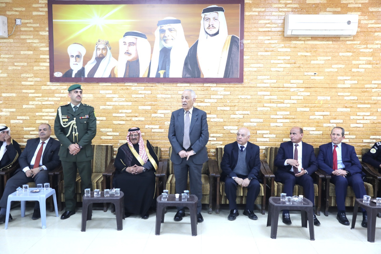 العيسوي ينقل تعازي الملك وولي العهد إلى عشائر العمرو وآل دنديس