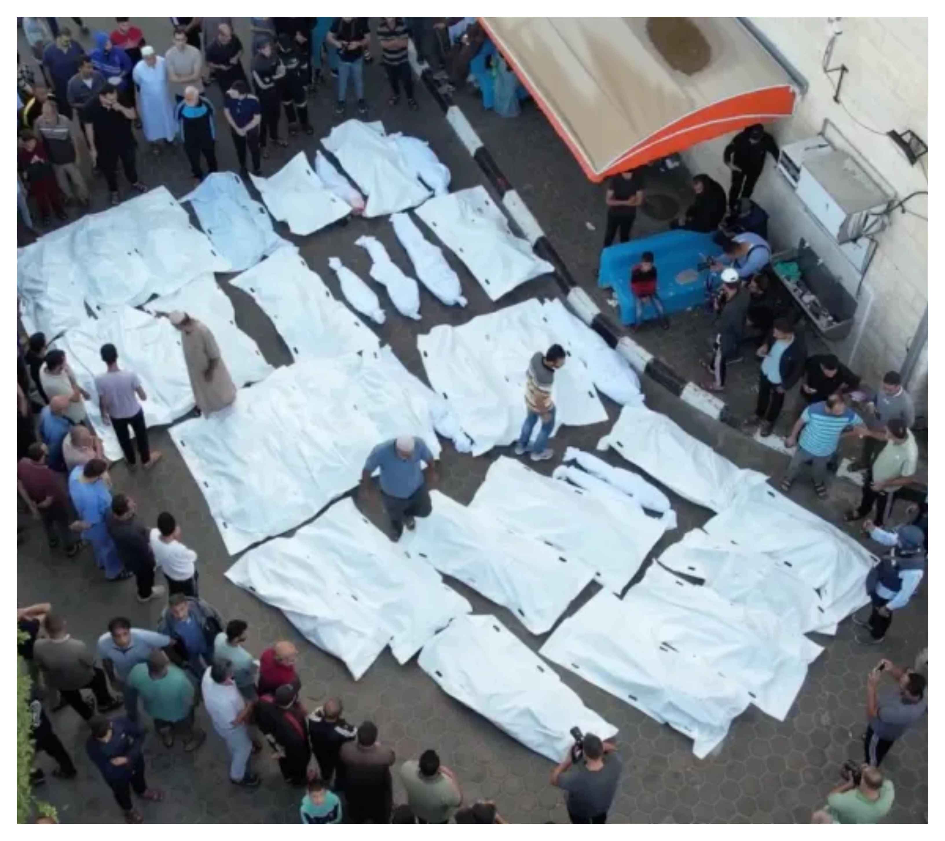 خمسة أسرى محررين يصلون مستشفى شهداء الأقصى