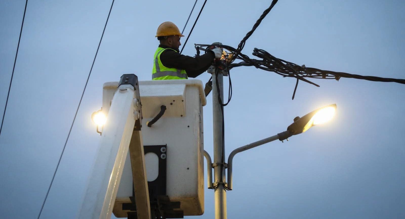 كهرباء إربد تتعامل مع بلاغات الأعطال خلال الظروف الجوية