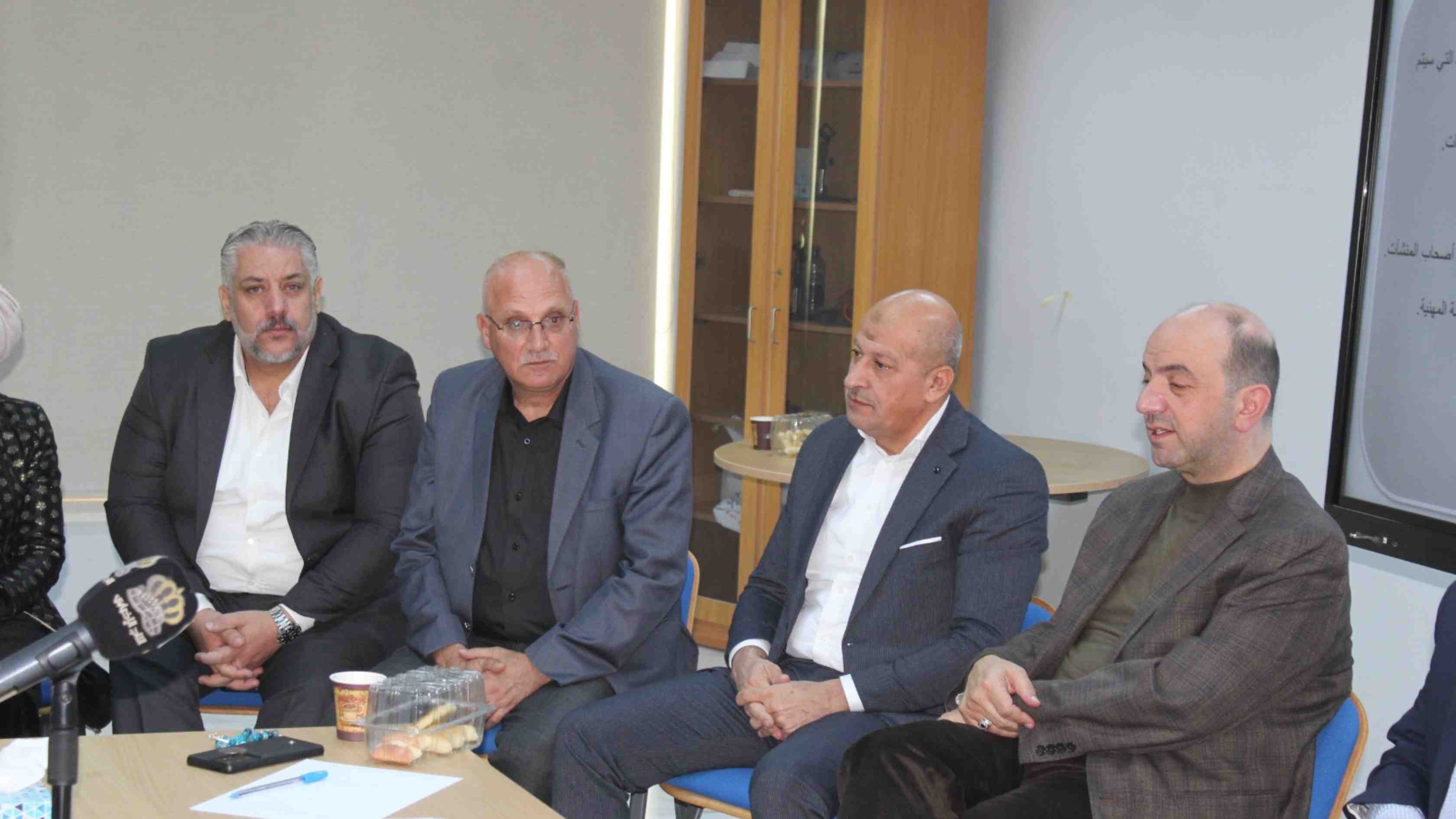 جلسة حوارية لتعزيز الشراكة بين الصناعة والجهات الرقابية