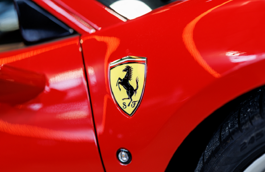 أول سيارة كهربائية من فيراري بلمسة تصميم آبل