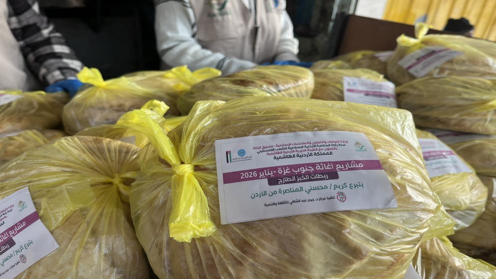 الهيئة الخيرية الأردنية تواصل توزيع الخبز داخل قطاع غزة