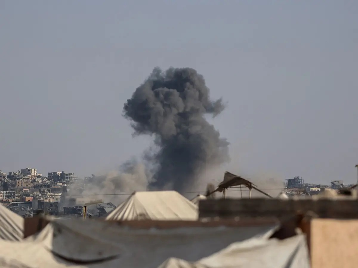قصف مدفعي وانفجارات إسرائيلية عنيفة تضرب غزة