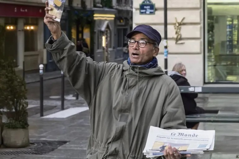 ماكرون يمنح بائع صحف باكستاني وسام الاستحقاق