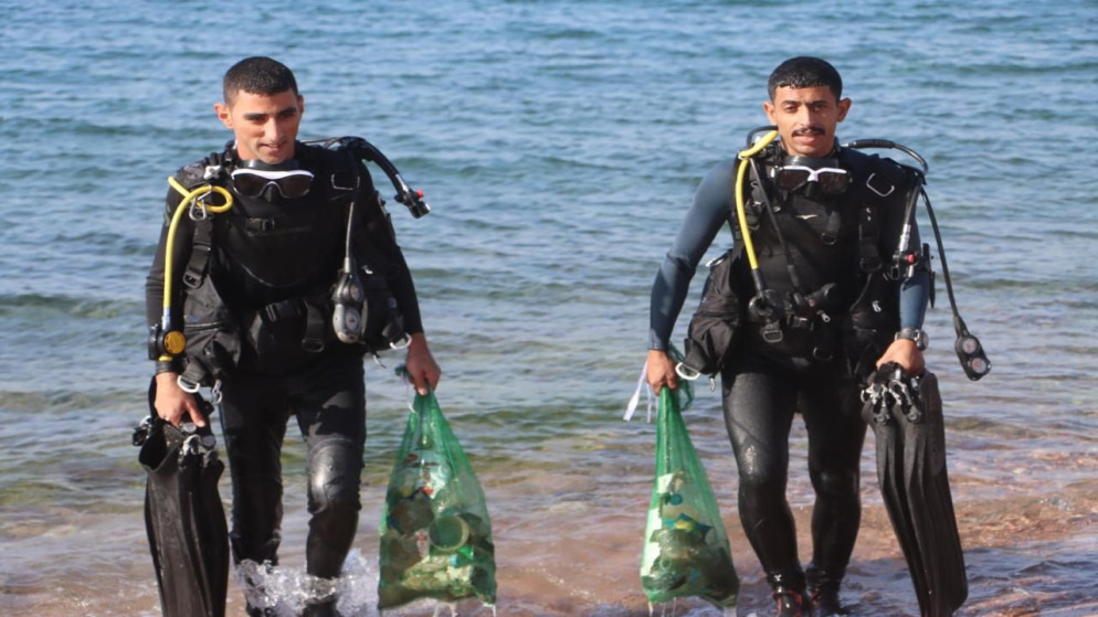 حملة لتنظيف جوف البحر بمحمية العقبة البحرية