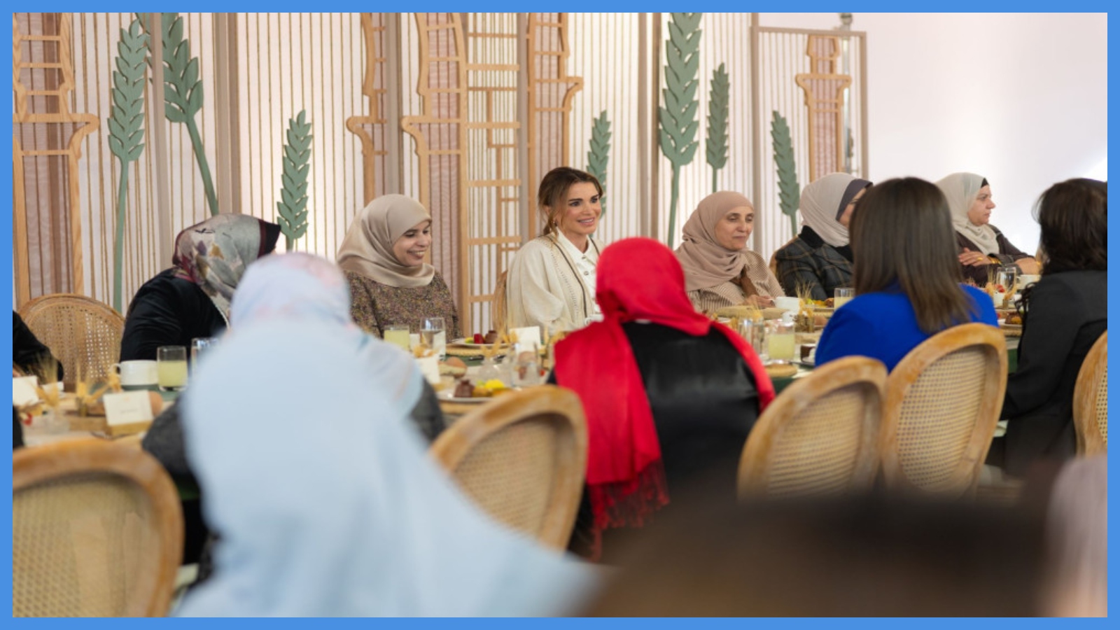 الملكة تقيم مأدبة غداء لسيدات من المفرق ..  صور