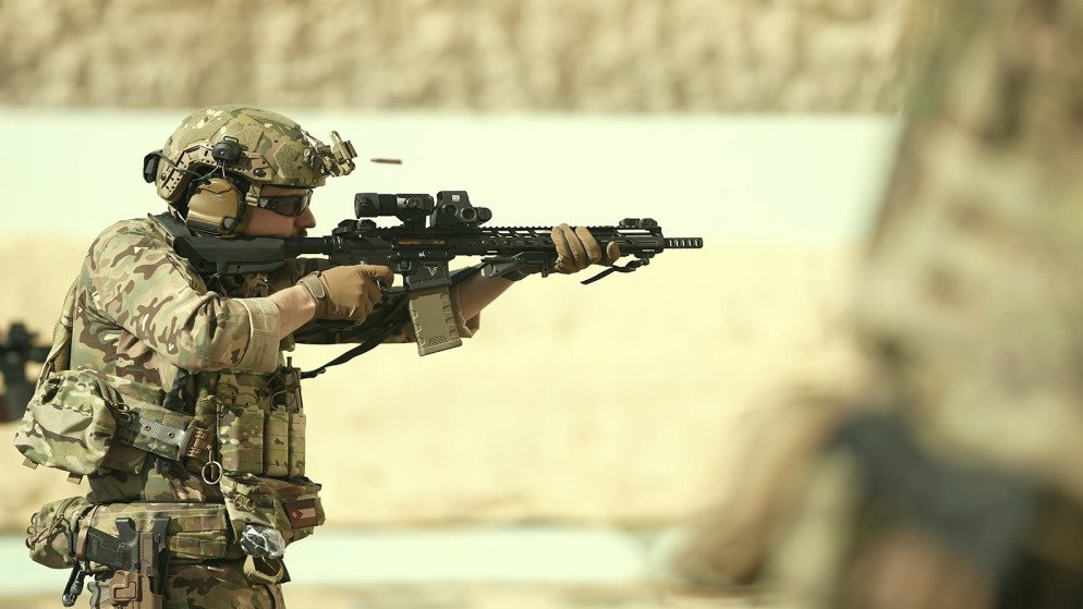 ولي العهد يشرف على تدريبات رمايات مكثفة بالكتيبة الخاصة 101 .. فيديو 