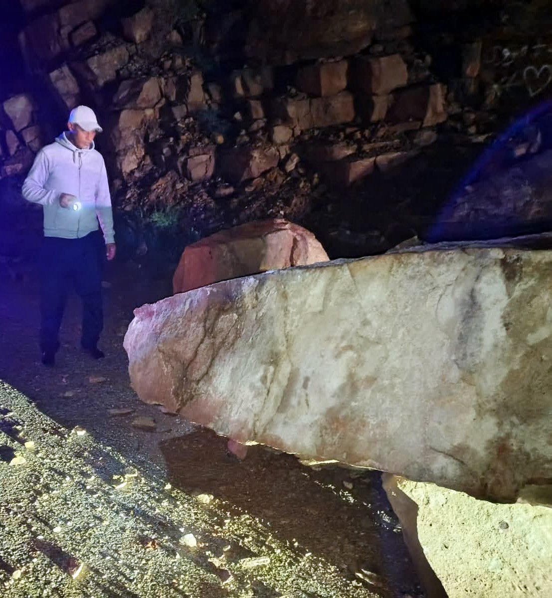 التعامل مع انهيار صخري على طريق البحر الميت/ سويمه