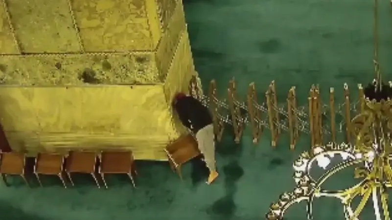 توقيف شخص حاول إشعال النار داخل آيا صوفيا