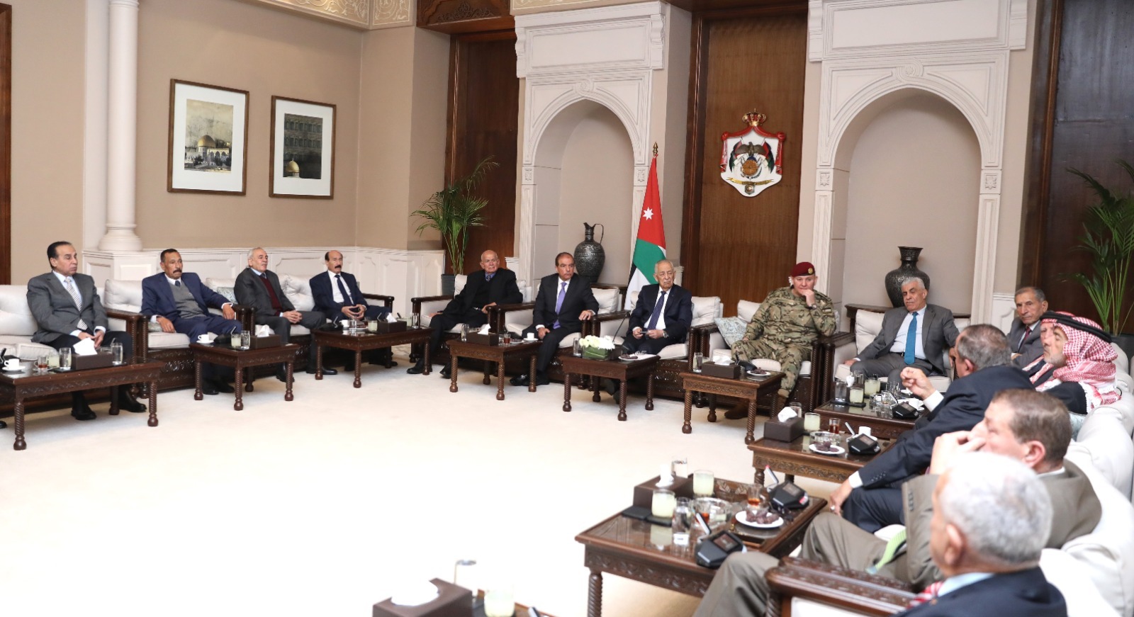 العيسوي يلتقي متقاعدين خدموا بمعية الملك