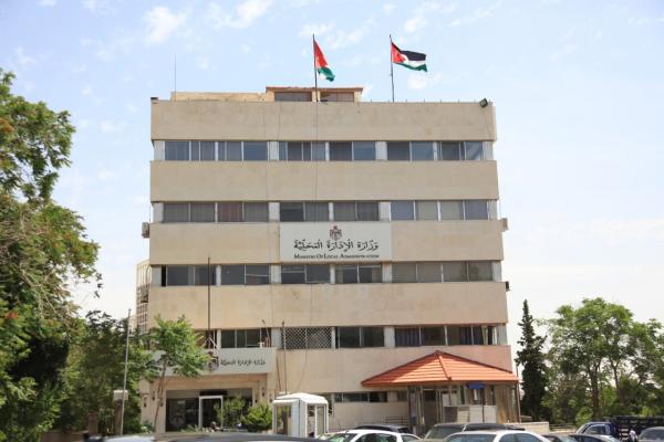 إحالة 16 موظفا في الإدارة المحلية إلى التقاعد 