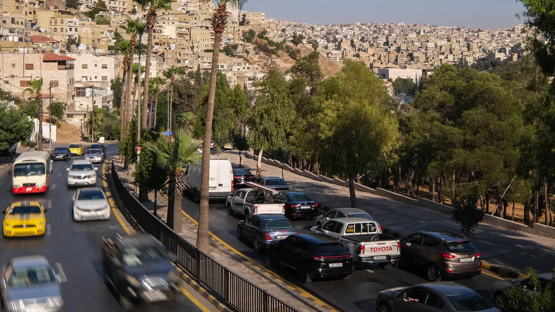 تباطؤ مروري بين دواري الكمالية والأمير فيصل بسبب تعطل قلاب