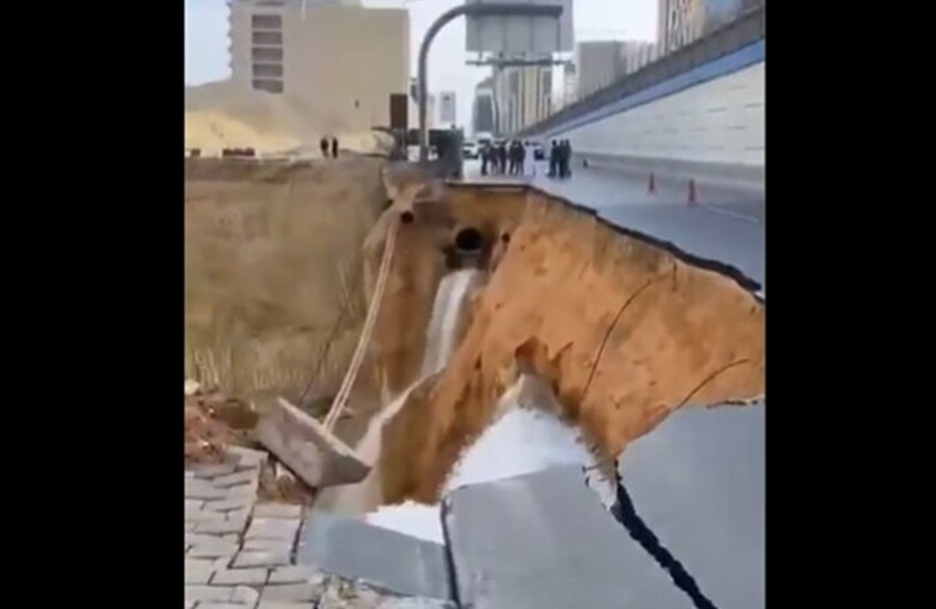 السعودية ..  انهيار طريق في الرياض