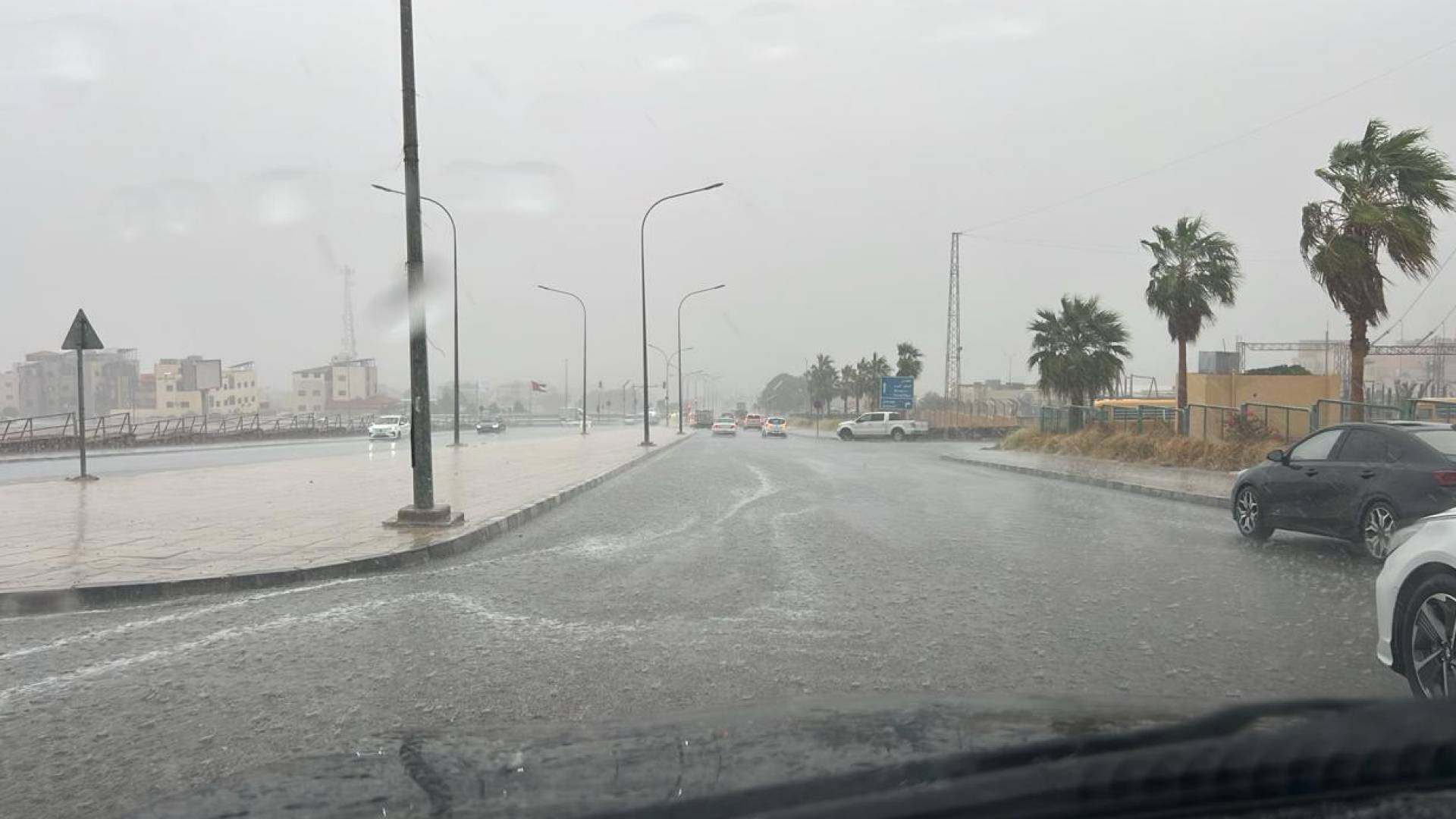 محافظ العقبة: إنقاذ 18 عاملا خلال المنخفض