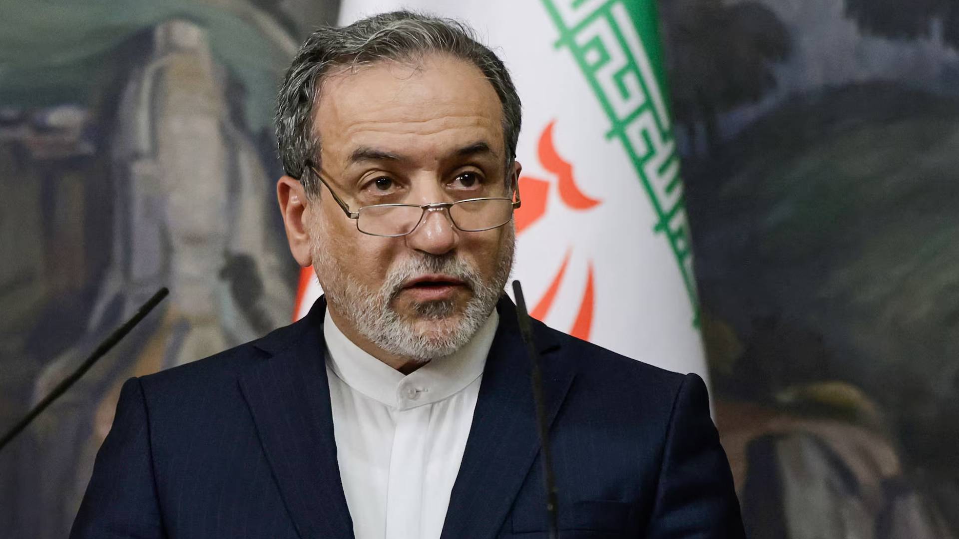 طهران تنفي التفاوض مع واشنطن وترمب يلمح لخيارات عسكرية وسط تعزيزات بحرية