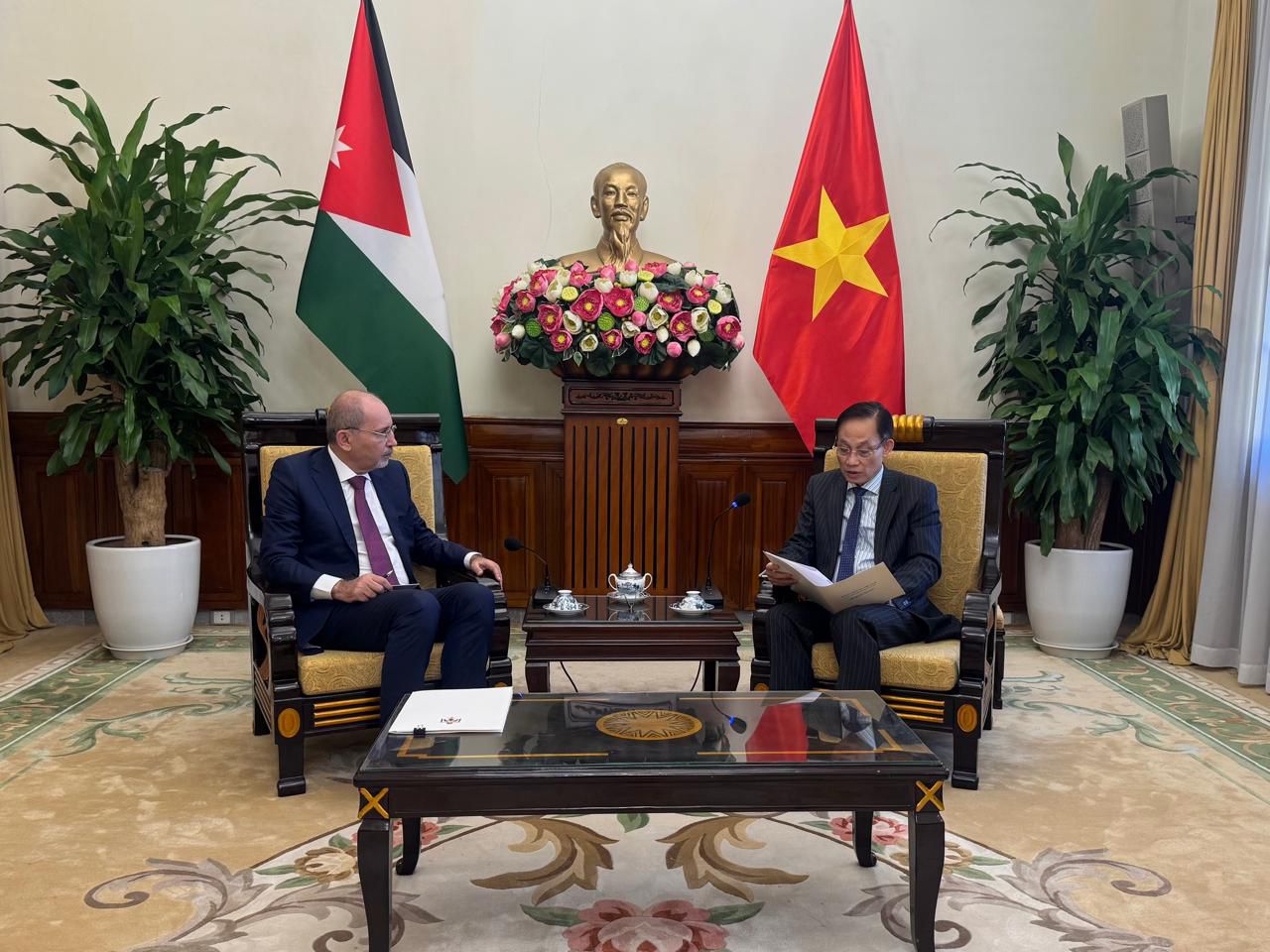 وزير الخارجية يجري مباحثات مع نظيره الفيتنامي
