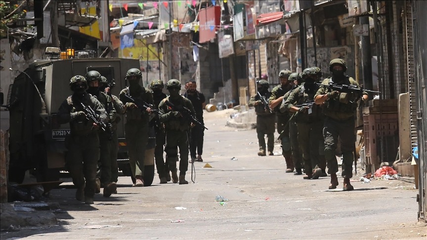 إصابة فلسطينيين واعتقال 22 خلال اقتحامات إسرائيلية