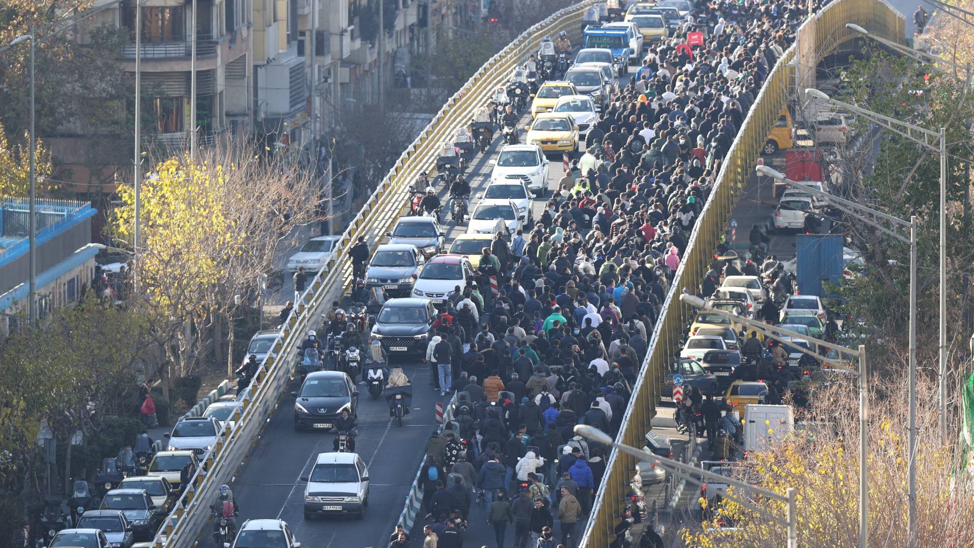 هجوم على مبنى حكومي بفَسا وسط احتجاجات إيران