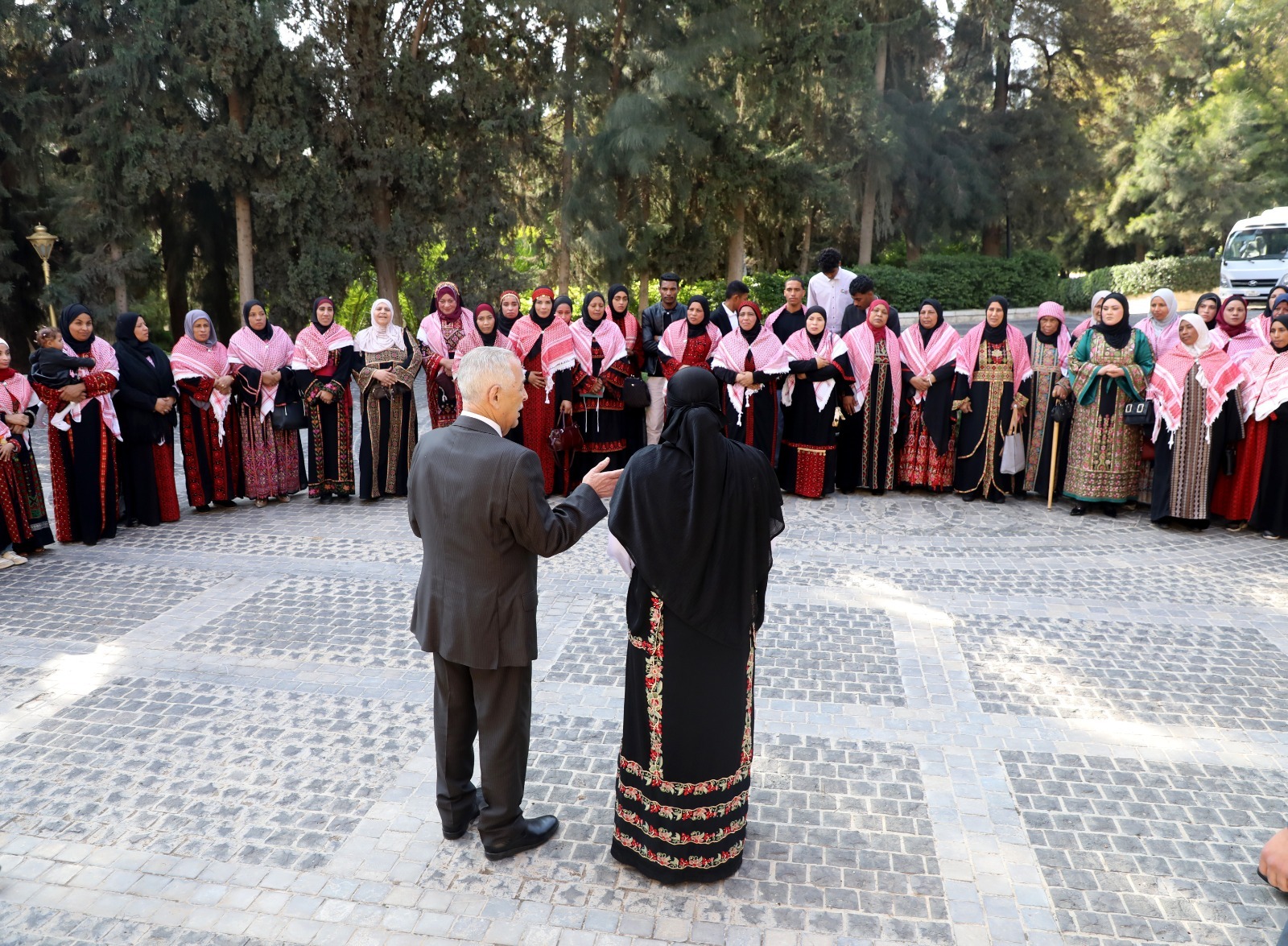 العيسوي يلتقي وفداً من جمعية سيدات النقع الخيرية