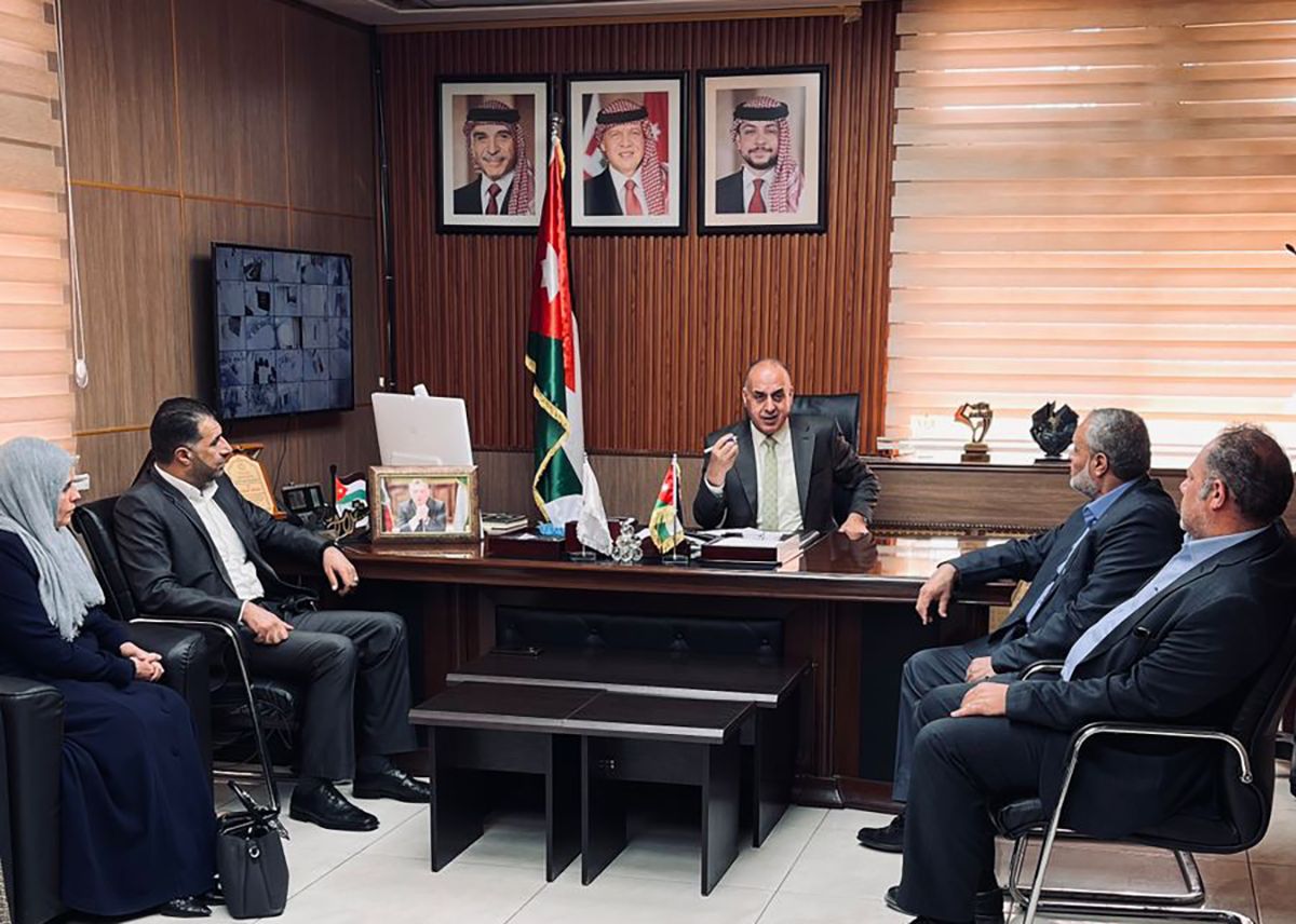 محافظ الطفيلة يؤكد أهمية دعم الأسر الفقيرة