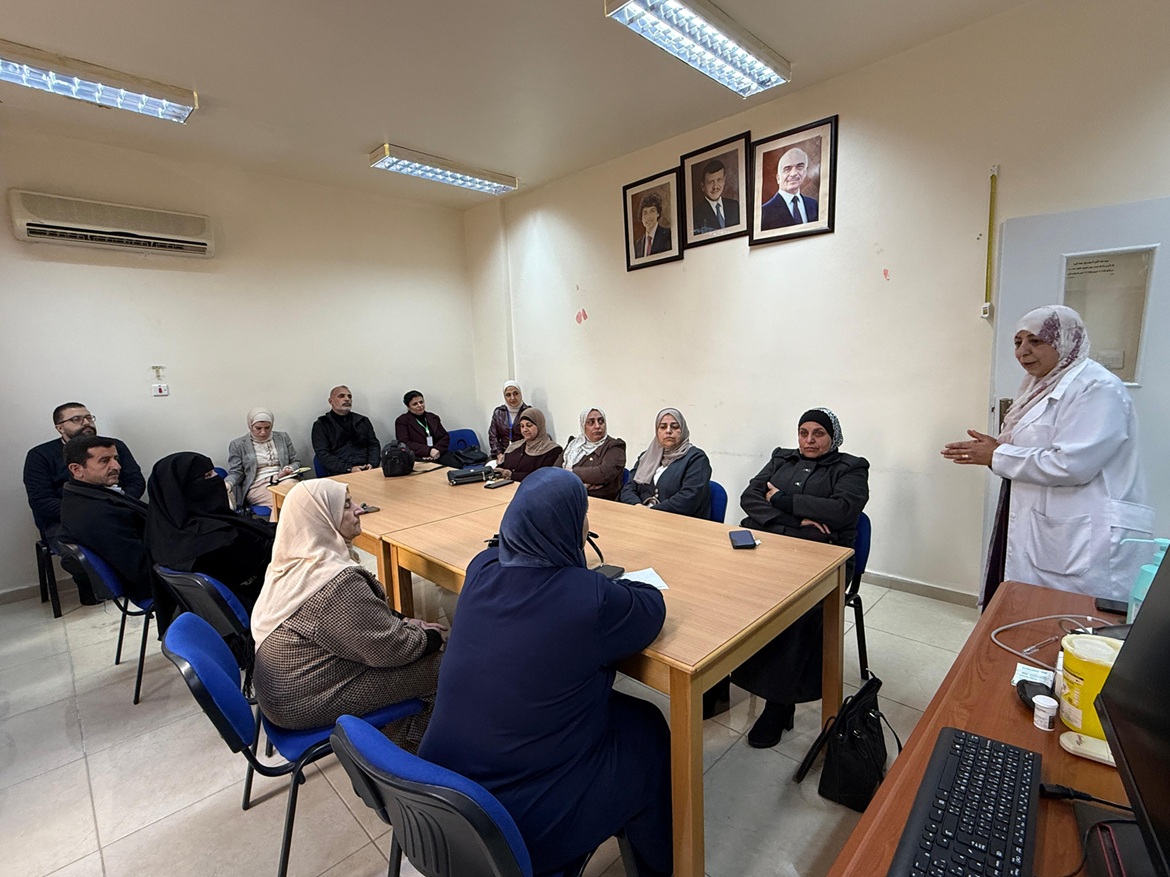 وفد من الملكية للتوعية الصحية يزور مركز صحي عنجرة