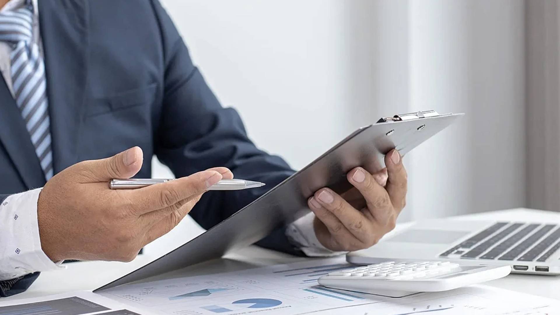 ديوان المحاسبة 2024 يكشف مخالفات الأشغال والعطاءات