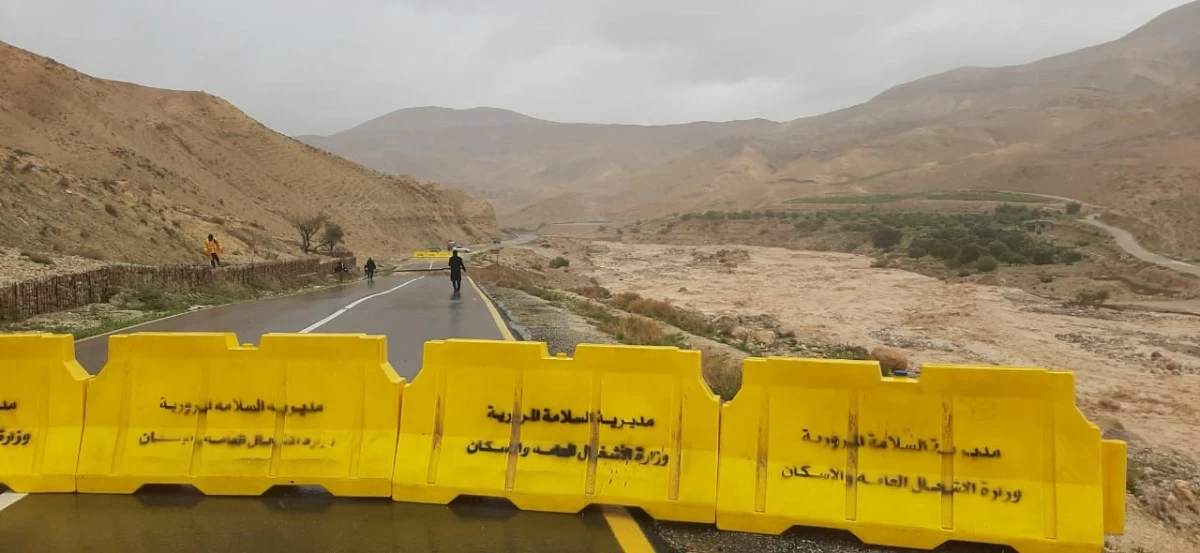  إغلاق طريق الكرك الطفيلة بعد انهيار جزء منه بفعل السيول