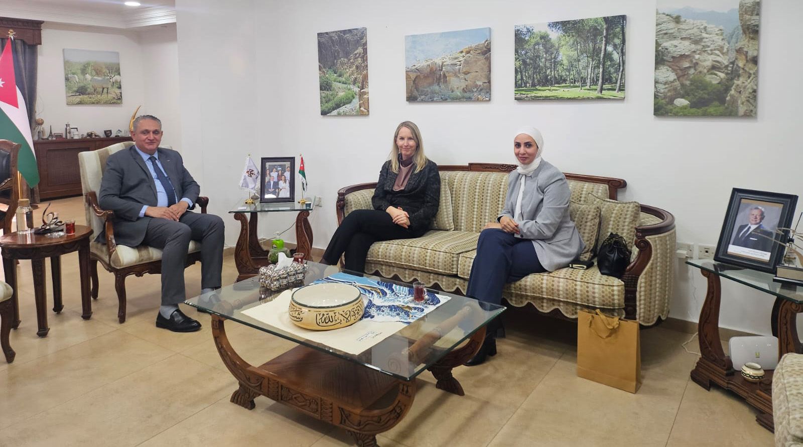 وزير البيئة يبحث مع سفيرة هولندا سبل تعزيز التعاون 