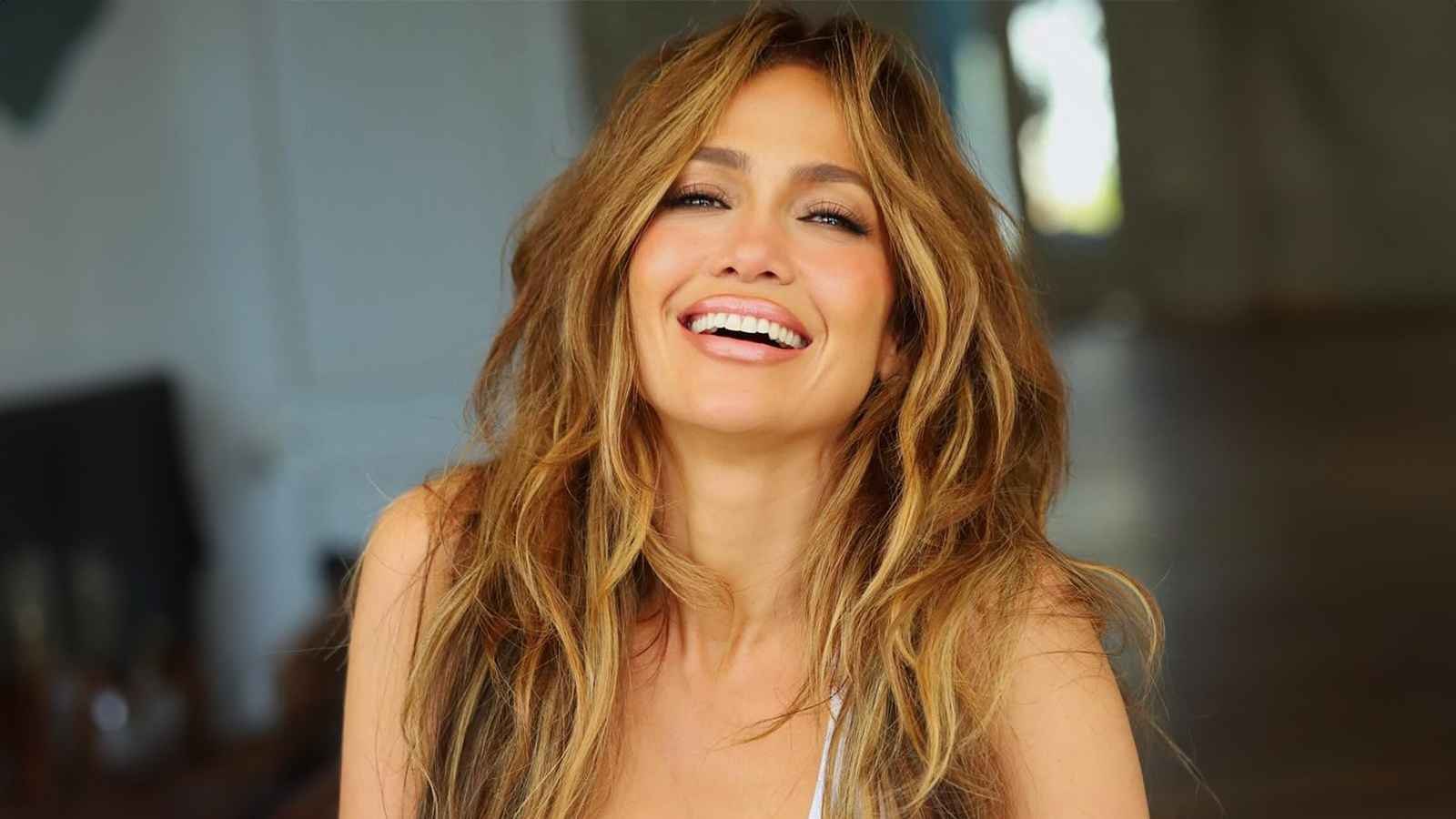 حشرة على رقبة جينيفر وردة فعل غير متوقعة .. فيديو